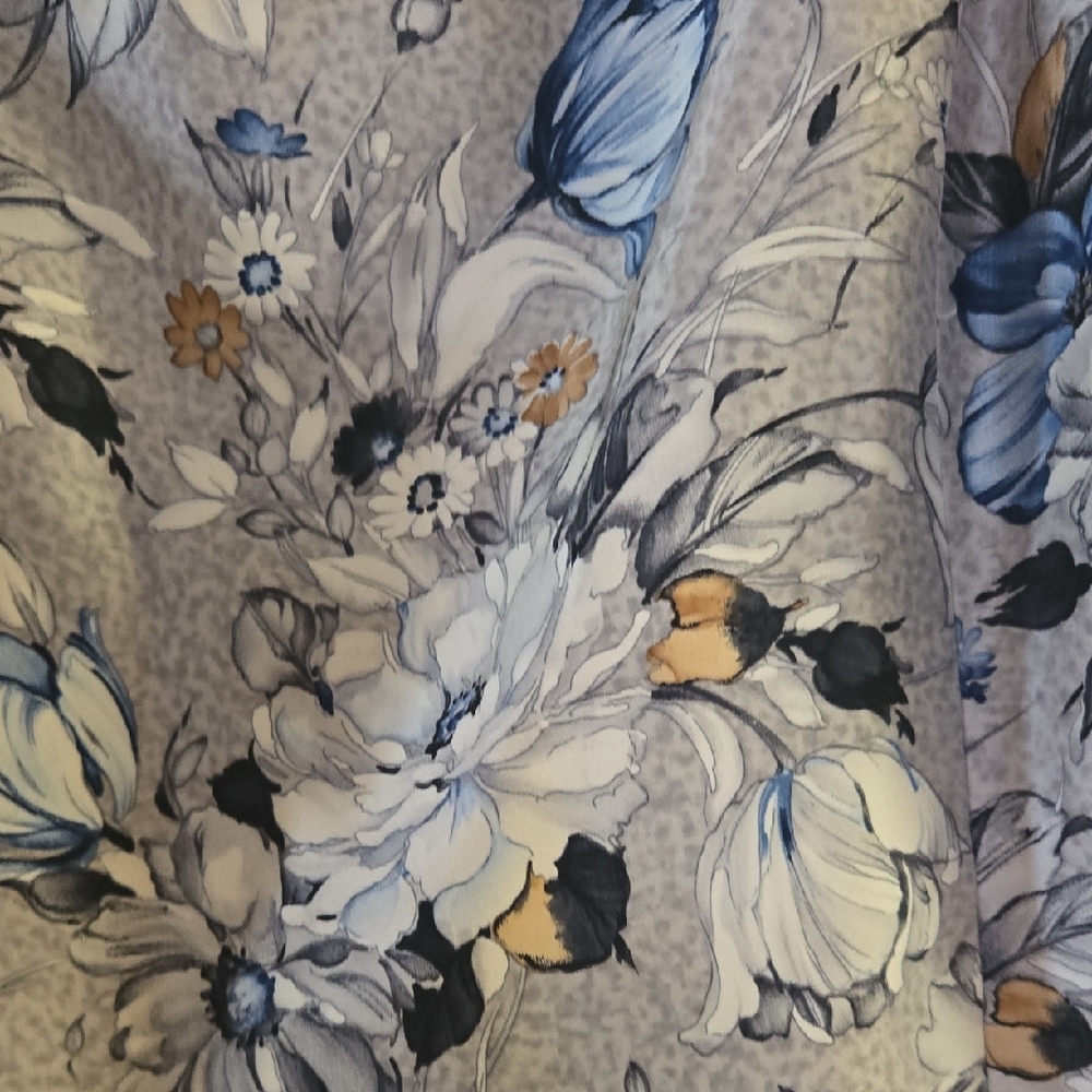 Dana Buchman 100 Percent Silk Blue and White Floral Top And Pants Set - Picture 4 of 13